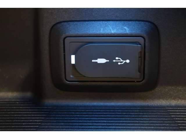 スマホやiPodを直接カーオーディオに接続し、音楽を高音質で楽しめるAUXを装備。iPhoneやスマホのデータ通信や、充電などに便利なUSBポートも装備。車内にあると便利なアイテムですね！