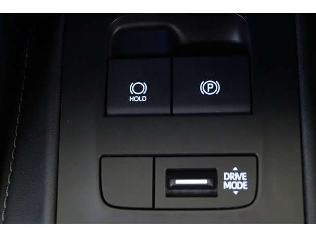 燃費優先のECO、走りと燃費のバランスに優れたNORMAL、俊敏でパワフルなPOWER。気分や走行状況に合わせて走りを選べるドライブモードセレクトが装備されています。