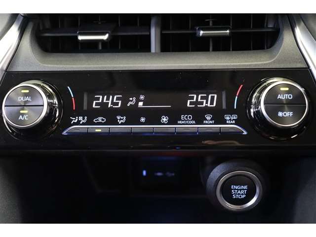 エアコンは操作性に優れたプッシュ＆ダイヤル式。DUALで左右個別に温度設定ができます。場所や個人の体感による温度差も解消できてそれぞれが快適に過ごせます。