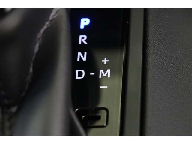 MTモード（シーケンシャルシフト）を装備しています。CVT車でありながら、マニュアル感覚のシフトチェンジが可能です。ドライバーの変速操作に応えたアクティブな走りが楽しめます。