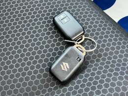 携帯リモコンキー(2個付属)ドアハンドルのリクエストスイッチで鍵の施錠開錠が可能！便利な機能です！
