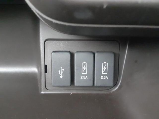 WECARSの展示場では実際に見て、触ってお車をお選びいただけます！知識の豊富な営業スタッフが様々なカーライフをご提案いたします！