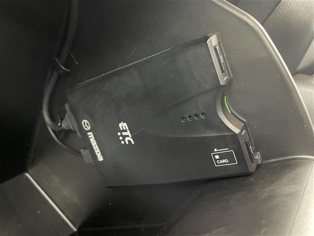 【ETC】有料道路を利用する際に料金所で停止することなく通過できる、ETC車載器（ノンストップ自動料金収受システム機器）が装備されています。セットアップを行うことで利用可能になります。
