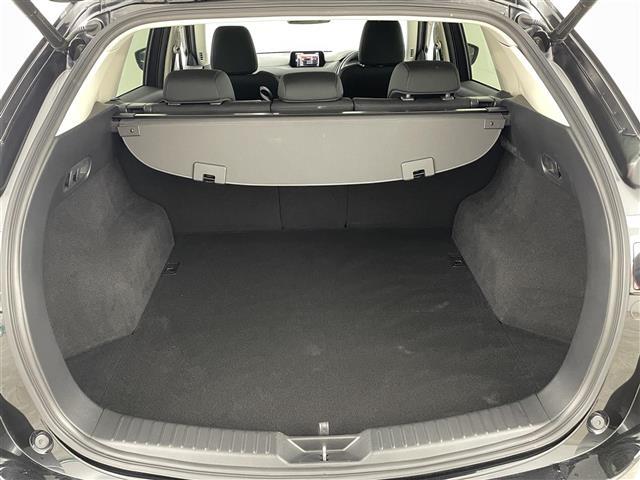 【トランク】積み込みやすくて、たっぷり積める荷室です。シートアレンジできるものは、乗車人数と荷物の量や大きさによってシートを動かすことができるので、より快適なドライブが可能です！