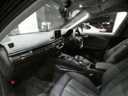 ブラックを基調とした落ち着いた車内に、ウォルナットブラウンデコラティブパネルを組み合わせた車内は上質でエレガントな雰囲気を演出したインテリアです！