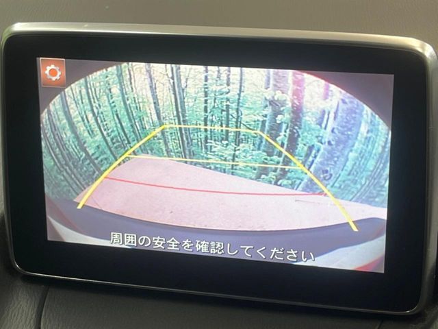 【バックカメラ】駐車時に後方がリアルタイム映像で確認できます。大型商業施設や立体駐車場での駐車時や、夜間のバック時に大活躍！運転スキルに関わらず、今や必須となった装備のひとつです！