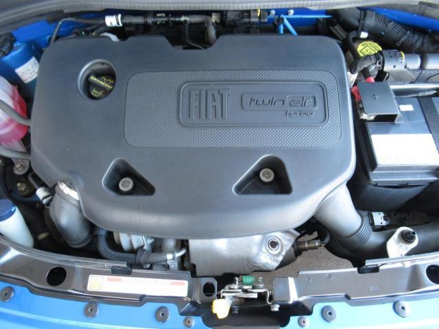 エンジンルーム　FIATの伝統的な2気筒（Twin Air ）のターボエンジンを搭載。875CCとは思えないほどのトルクフルなエンジンで燃費の良さのご期待に応えます。
