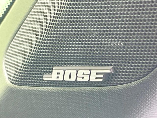 【BOSEサウンドシステム】メーカーオプションの高品位サウンドシステムを搭載。専用のチューニングが施された大小様々なスピーカーから良質なサウンドが奏でられ、臨場感あふれる音響空間を演出します。