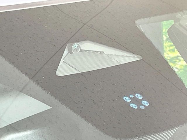 【ホンダセンシング】走行中に前方の車両等を認識し、衝突しそうな時は警報とブレーキで衝突回避と被害軽減をアシスト。より安全にドライブをお楽しみいただけます。
