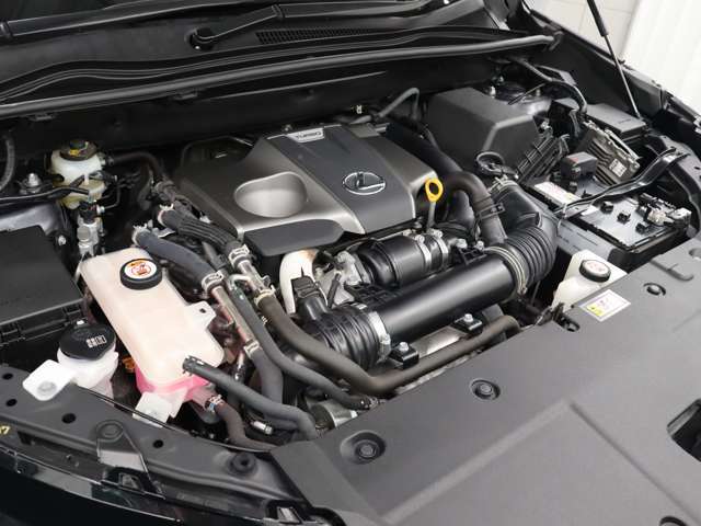 8AR-FTS型 2.0L 直列4気筒 DOHCインタークーラーターボエンジン搭載、駆動方式はFFです。