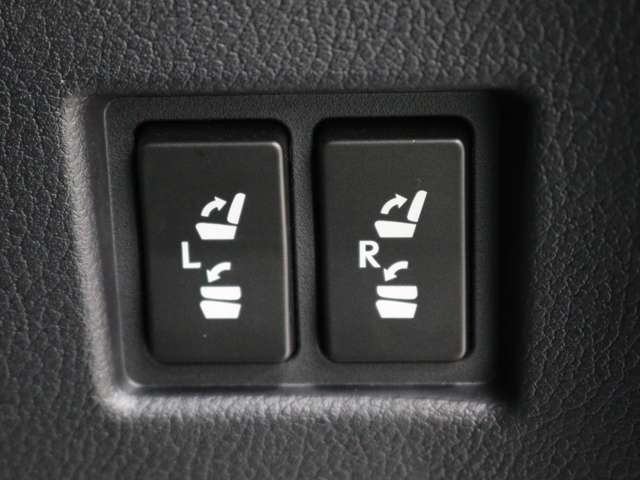 リヤシートを運転席から操作出来ます。