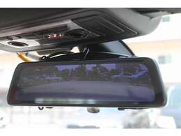 デジタルルームミラー、バック＆フロントに切り替わるカメラもここで確認。