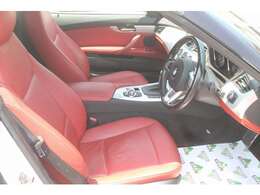 オープンにした時に色的にも映えるレッド本革シートのインテリア。