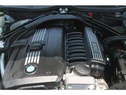 BMW伝統かつファンも多い、直6エンジン。シルキーシックスの名前で親しまれる通り、なめらかな噴け上がりです。