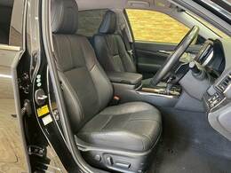 【レザーシート】ならではの高級感あふれる内装がこたわりのアイテム。見た目の高級感とより上質な座り心地をお楽しみください。