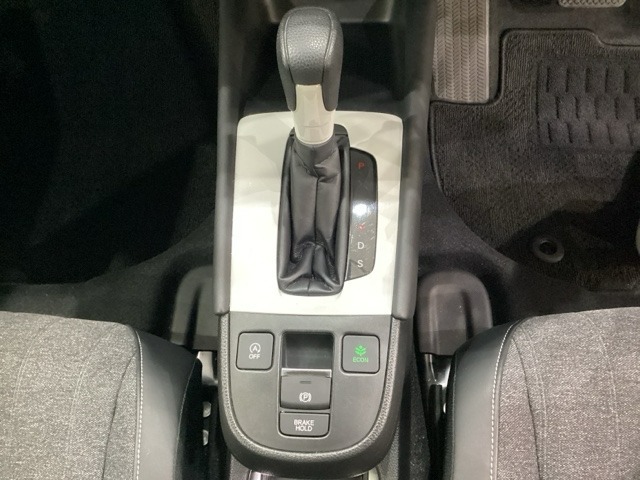 CVT車のセレクトレバーです。低速から高速まで、変速ショックのないスムーズな走りと、エンジン効率のよい領域を維持して燃費にも貢献します。サイドブレーキはスイッチ操作の電子制御パーキングブレーキです。