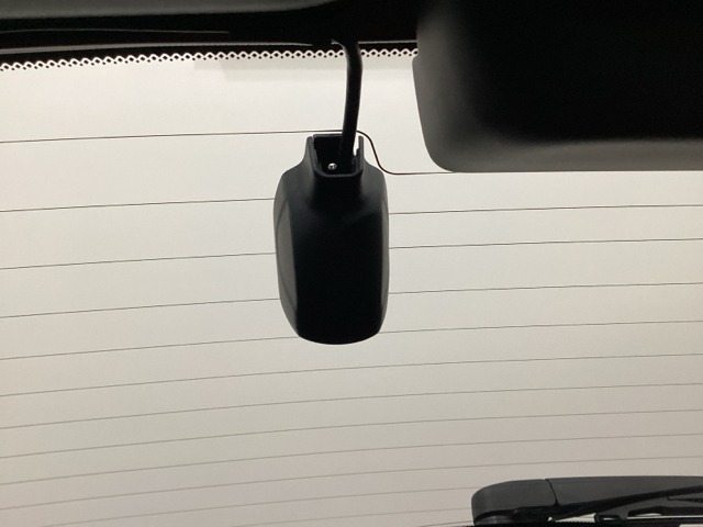 後方にもドライブレコーダーのカメラが付いています。前後両方でお車の周りを監視・記録いたします。