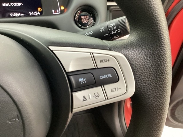 ハンドルにHondaセンシング系のクルーズコントロールやレーンキープアシストなどのスイッチが装備されています。ハンドルから手を離さず安全に操作できます。