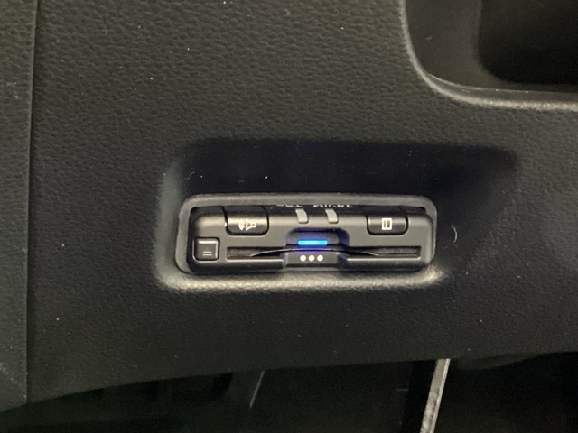 ハンドルの左下にETCがついています。高速道路の料金所の通過も楽々です。　カードの取り出しもしやすい場所についています。