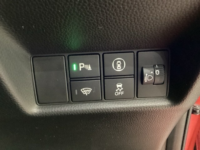 ハンドルの右側にはヘットライトリベライザーとHondaセンシング用のVSA解除スイッチなどがついています。ヘッドライトリベライザーは道路状況や積荷の加重に応じてライトの高さを調節できます。