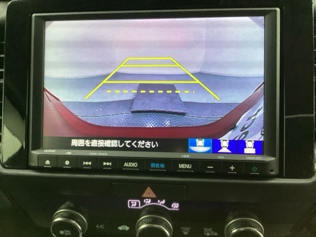 バックでの車庫入れも安心です！　リアカメラが付いているバックモニター付のナビを装備しております。操作線もついており距離感も画面から確認できます。