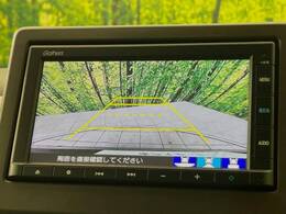 【バックカメラ】駐車時に後方がリアルタイム映像で確認できます。大型商業施設や立体駐車場での駐車時や、夜間のバック時に大活躍！運転スキルに関わらず、今や必須となった装備のひとつです！