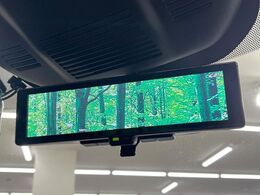 【インテリジェントルームミラー】後席の大きな荷物や同乗者で後方が確認しづらい時でも安心！カメラが撮影した車両後方の映像をルームミラー内に表示。クリアな視界で状況の確認が可能です！