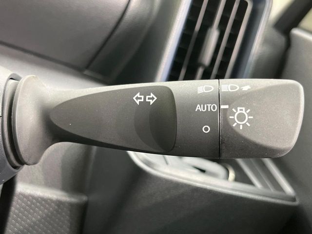 【オートライト】周りの明るさに応じて自動でヘッドライトの点灯・消灯ができる機能です！ライトの付け忘れ・消し忘れなどが無くなり、雨の日や夕方の走行も安心！トンネル通過時も便利ですね♪