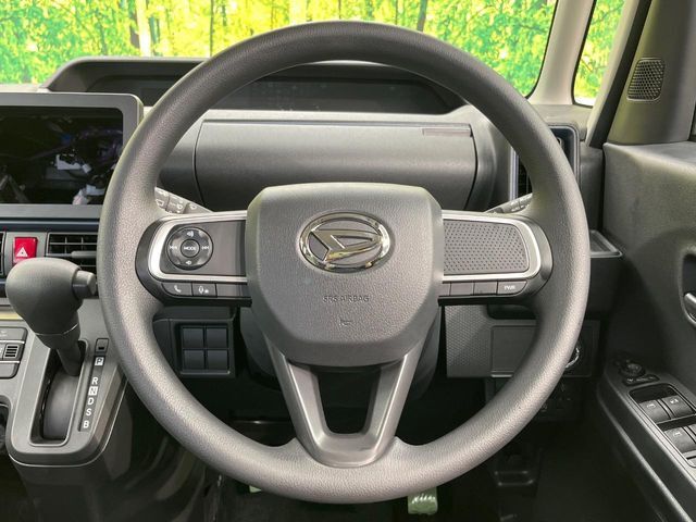 インテリアに合わせたデザインのステアリングは、運転される方のことも考え、運転しやすい形状、大きさです。是非一度、実際に触ってお確かめください。