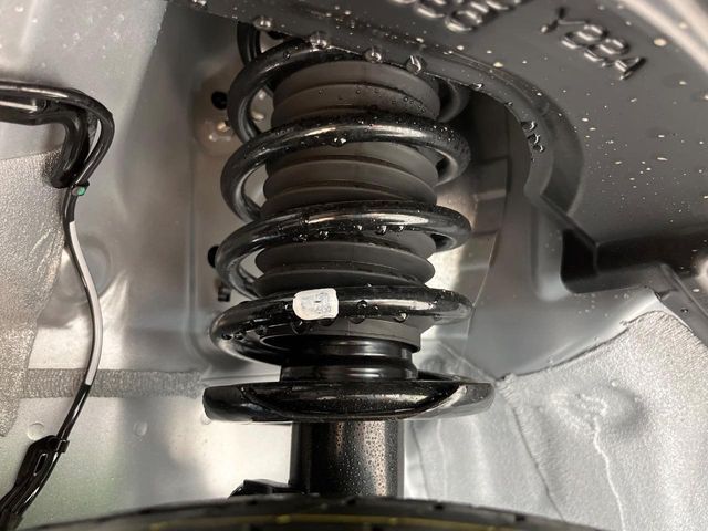 お車を安心してお乗りいただく為には、足回りの定期点検が欠かせません。サービスサポート（有償保証）では無料点検もご提供しており、安心のカーライフをお過ごしいただけるサポート体制が整っています。
