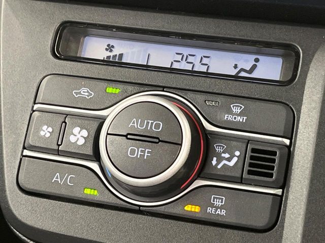 【オートエアコン】一度お好みの温度に設定すれば、車内の温度を検知し風量や温度を自動で調整。暑い…寒い…と何度もスイッチ操作をする必要はありません。快適な車内空間には必須の機能ですね♪