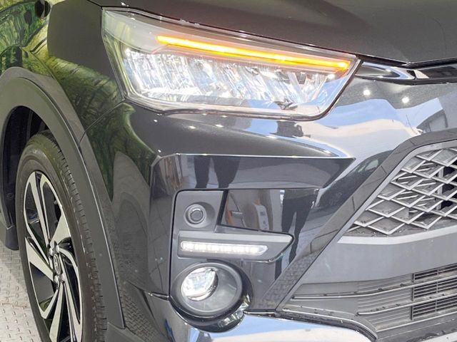 【シーケンシャルターンランプ付きLEDヘッドライト】人気の『流れるウィンカー』付きのLEDヘッドライトを装備♪高級感はもちろん、点灯時は存在感たっぷりで他車からも認識されやすく安心です。