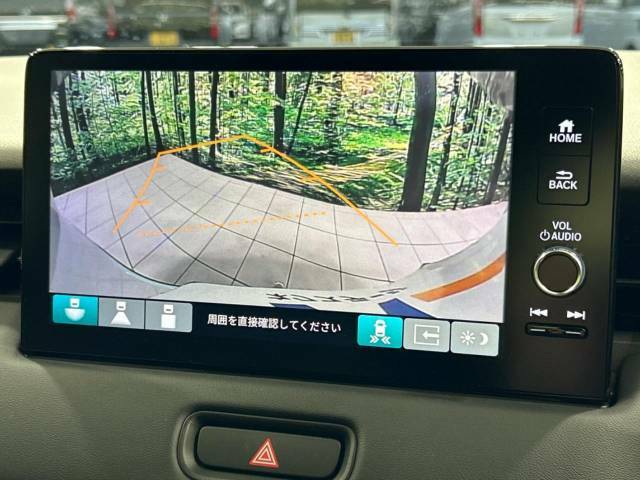 【バックカメラ】駐車時に後方がリアルタイム映像で確認できます。大型商業施設や立体駐車場での駐車時や、夜間のバック時に大活躍！運転スキルに関わらず、今や必須となった装備のひとつです！