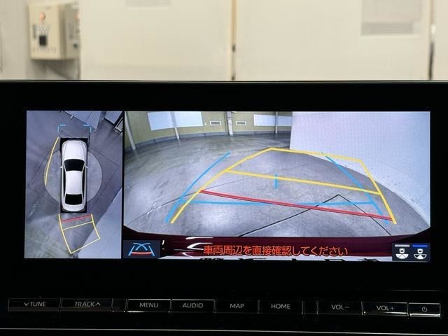 パノラミックビューモニターシステムが付いているので車の上から見た映像が確認できますよ。　一目で車両周辺の情報を確認できますが、直接安全をご確認下さい。