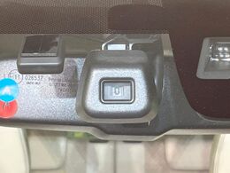 【エマージェンシーブレーキ】走行中に前方の車両等を認識し、衝突しそうな時は警報とブレーキで衝突回避と被害軽減をアシスト。より安全にドライブをお楽しみいただけます。