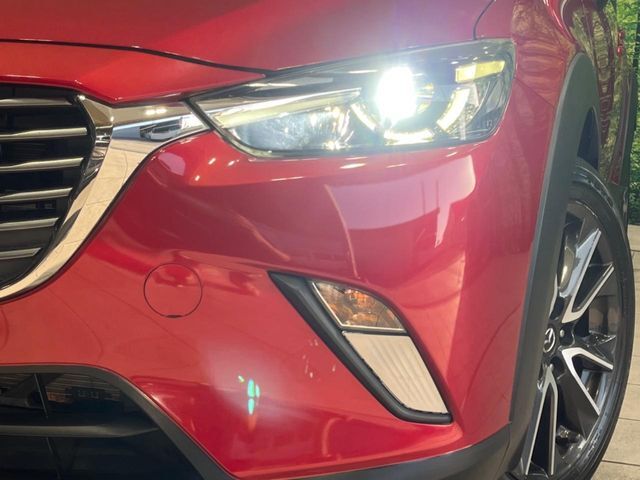 【LEDヘッドライト】悪天候や夜間走行時も良好な視界を確保し安心して運転できる高輝度LEDヘッドライトを装備！点灯速度が早く、消費電力も抑えられています。