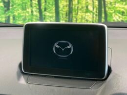 【マツダコネクトナビ】車内の雰囲気にマッチした一体型タイプのナビ。各種車輌設定やBluetooth再生等、様々な機能が楽しめます。直感的なダイヤル操作が可能で、使い勝手も良好です。