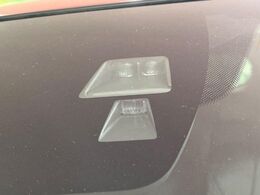 【スマートシティブレーキサポート】低速走行中に前方の車両等を認識し、衝突しそうな時は警報とブレーキで衝突回避と被害軽減をアシスト。より安全にドライブをお楽しみいただけます。
