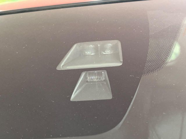 【スマートシティブレーキサポート】低速走行中に前方の車両等を認識し、衝突しそうな時は警報とブレーキで衝突回避と被害軽減をアシスト。より安全にドライブをお楽しみいただけます。