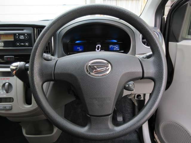 ご納車後も安心なプレミアム保証をご提案いたします。ナビや電装品、エアコンなども含めた600項目の充実した保証内容と安心のロードサービス付帯でサポートいたします。詳細はお尋ねください。