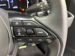 【レーダークルーズコントロール】高速道路での長距離走行が楽に！！自動で速度を保つクルーズコントロールが、衝突軽減システムと連携し、前方の車両を感知して車間を保つように速度調節してくれます！！