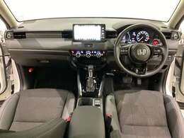 車内は光触媒抗菌消臭施工済です。インパネ周りはスタイリッシュなデザインで機能や装備も充実しています。グローブボックスやカップホルダーのほかにトレーなどたくさんの収納スペースが付いています。