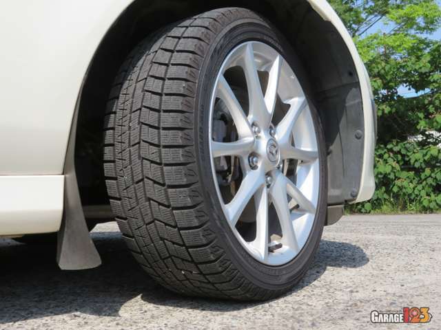 現在冬用タイヤが付いていますが、ご納車前に夏タイヤをご用意致します。このままでも良い！という方は事前にご相談下さい。