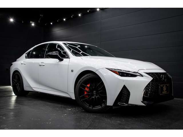 私たちは販売のみならず、整備・板金塗装・カスタム・コーティングを一気通貫で手掛けています。