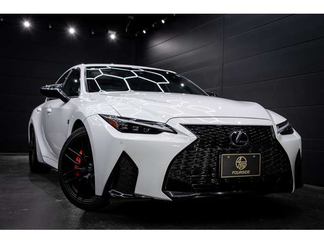 F SPORT”専用本革フレアレッドシートは単なる赤ではなく“燃えるような緊張感”を宿した色調。シートヒーターやベンチレーションの快適異能も装備され快適な着座環境を提供します。