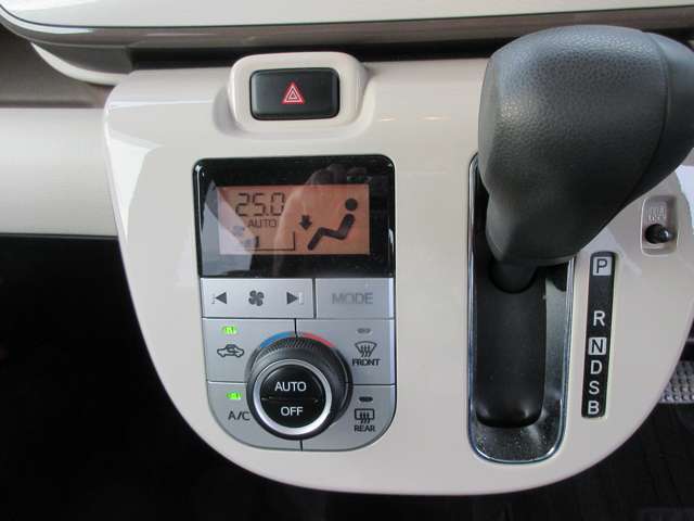 オートエアコン装備。温度設定だけで快適な車内に！