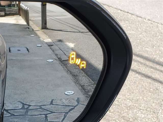 {ブラインドスポットモニター｝隣の車線を走る車両をレーダーで検知し、ドアミラーに搭載されたLEDインジケーターが点灯し注意を喚起してくれます。