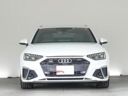 Audiデザインの特徴であるシングルフレームグリルが存在感を主張します。