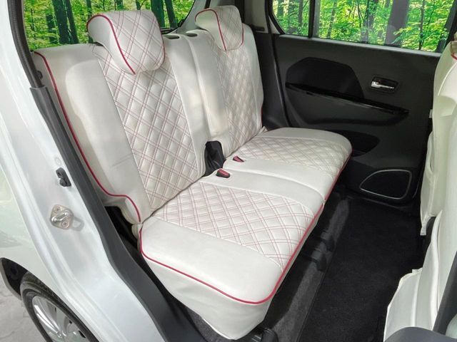 後部座席も気になるようなキズ・汚れやへたり等、大きなダメージはなく、良好な状態です。