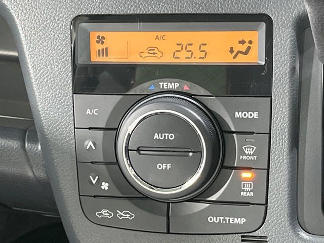 【オートエアコン】一度お好みの温度に設定すれば、車内の温度を検知し風量や温度を自動で調整。暑い…寒い…と何度もスイッチ操作をする必要はありません。快適な車内空間には必須の機能ですね♪